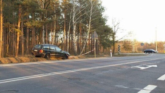 Wrak rozbitego auta straszy w Wildze