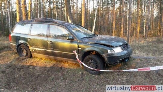 Wrak rozbitego auta straszy w Wildze