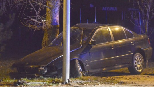 22-latek z bmw uderzył w drzewo