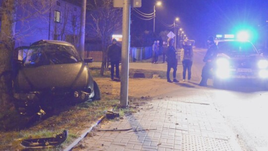 22-latek z bmw uderzył w drzewo