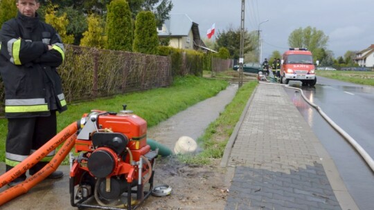 Lokalne podtopienia. Najgorzej w Nowym Puznowie [wideo]