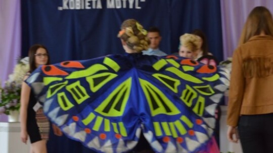 Kobieta motyl w garwolińskiej Dwójce