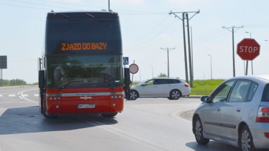 Uszkodzony autokar i kolizja przy Shellu