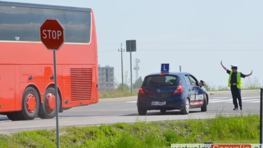 Uszkodzony autokar i kolizja przy Shellu