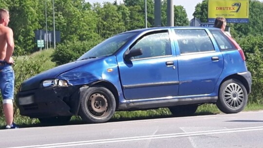 Uszkodzony autokar i kolizja przy Shellu