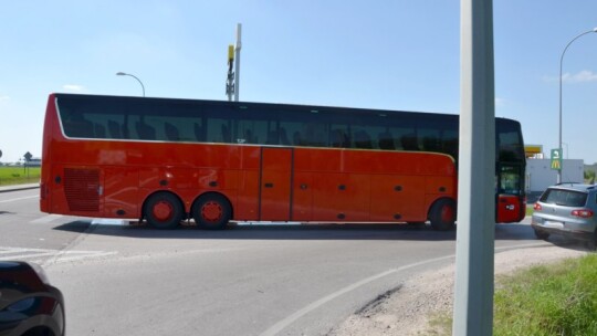 Uszkodzony autokar i kolizja przy Shellu