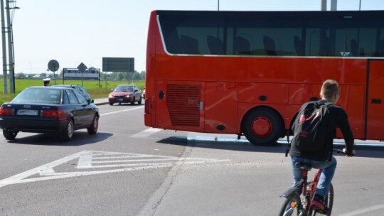 Uszkodzony autokar i kolizja przy Shellu