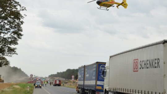 DK 17: wypadek z udziałem 5 samochodów. 31 rannych [wideo]