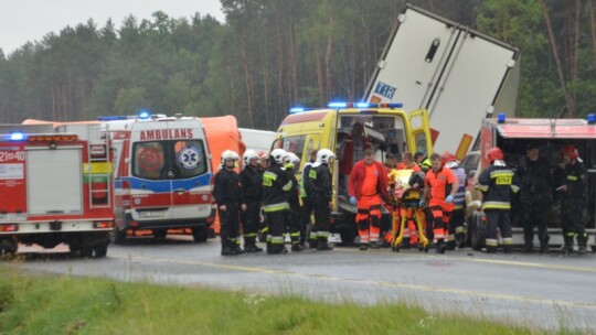 DK 17: wypadek z udziałem 5 samochodów. 31 rannych [wideo]