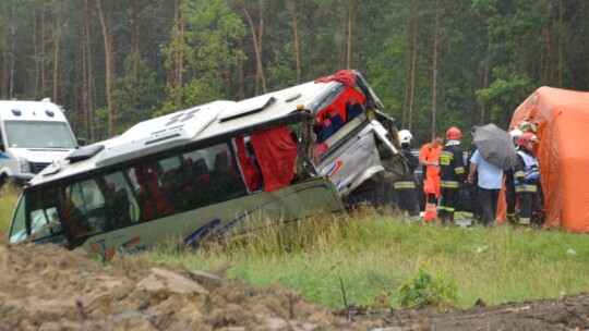 DK 17: wypadek z udziałem 5 samochodów. 31 rannych [wideo]