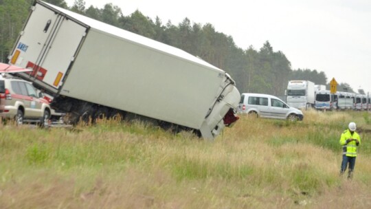 DK 17: wypadek z udziałem 5 samochodów. 31 rannych [wideo]