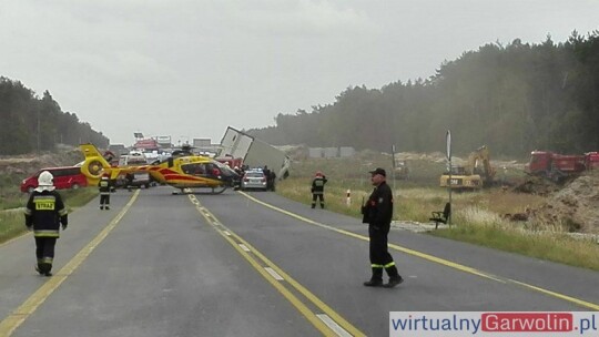 DK 17: wypadek z udziałem 5 samochodów. 31 rannych [wideo]