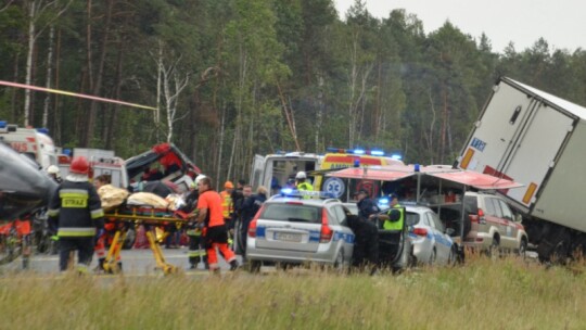 DK 17: wypadek z udziałem 5 samochodów. 31 rannych [wideo]