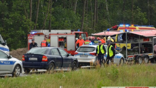 DK 17: wypadek z udziałem 5 samochodów. 31 rannych [wideo]