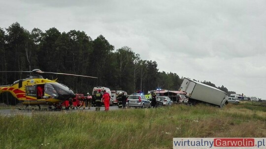 DK 17: wypadek z udziałem 5 samochodów. 31 rannych [wideo]