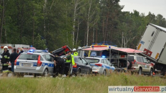 DK 17: wypadek z udziałem 5 samochodów. 31 rannych [wideo]