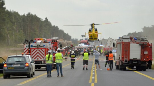 DK 17: wypadek z udziałem 5 samochodów. 31 rannych [wideo]