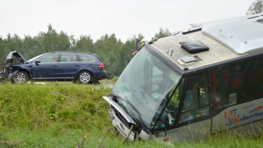 DK 17: wypadek z udziałem 5 samochodów. 31 rannych [wideo]