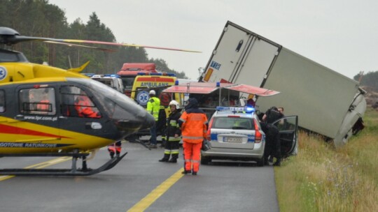 DK 17: wypadek z udziałem 5 samochodów. 31 rannych [wideo]