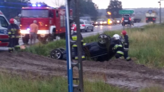 Jechał bmw na łysych oponach. Dachował na DK nr 17