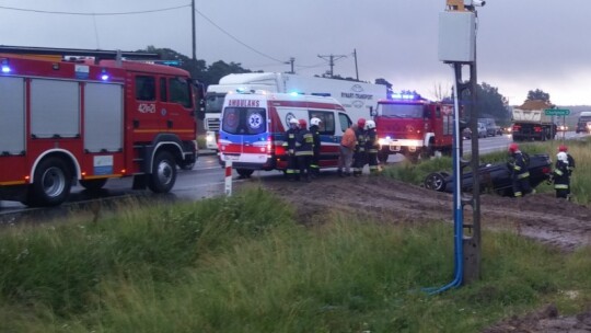 Jechał bmw na łysych oponach. Dachował na DK nr 17