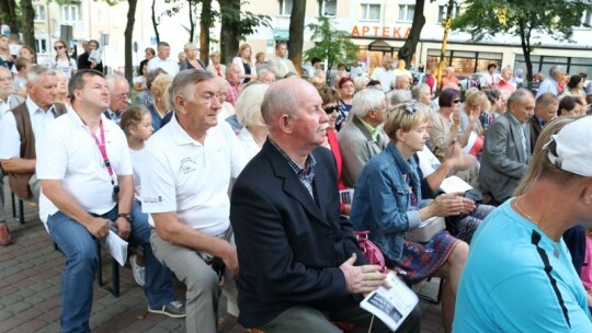 Wspólne śpiewanie w centrum Garwolina