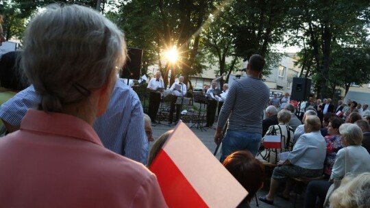 Wspólne śpiewanie w centrum Garwolina