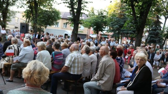 Wspólne śpiewanie w centrum Garwolina