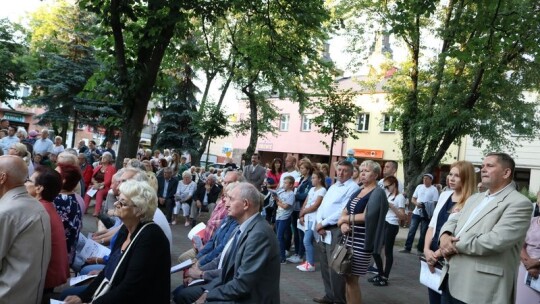 Wspólne śpiewanie w centrum Garwolina