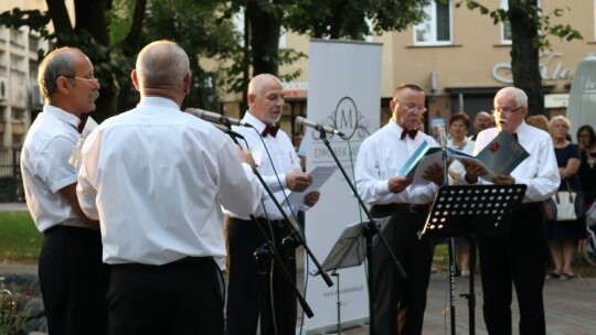 Wspólne śpiewanie w centrum Garwolina