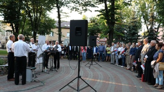 Wspólne śpiewanie w centrum Garwolina