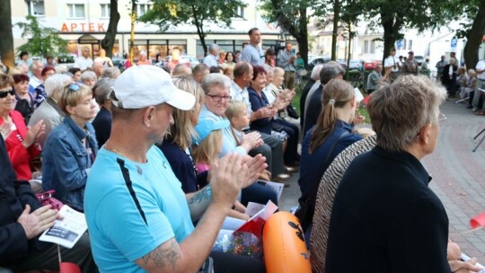 Wspólne śpiewanie w centrum Garwolina