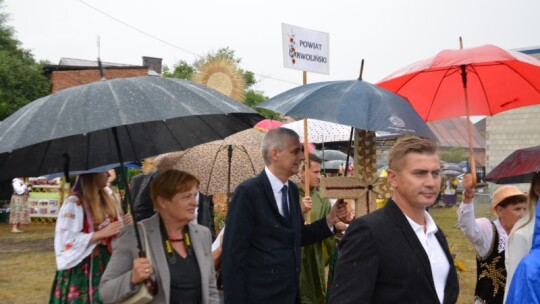 Deszczowe dożynki powiatowe w Łaskarzewie [wideo]