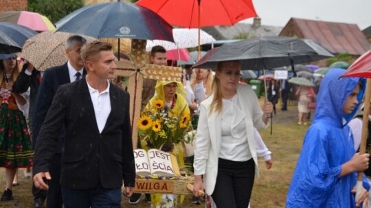 Deszczowe dożynki powiatowe w Łaskarzewie [wideo]