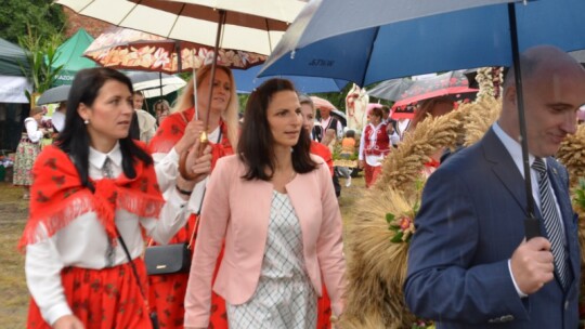 Deszczowe dożynki powiatowe w Łaskarzewie [wideo]