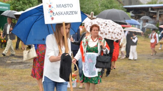 Deszczowe dożynki powiatowe w Łaskarzewie [wideo]