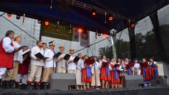 Deszczowe dożynki powiatowe w Łaskarzewie [wideo]