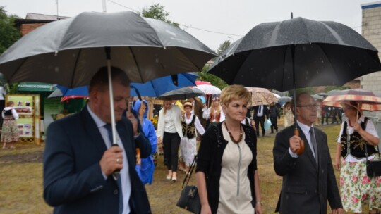 Deszczowe dożynki powiatowe w Łaskarzewie [wideo]