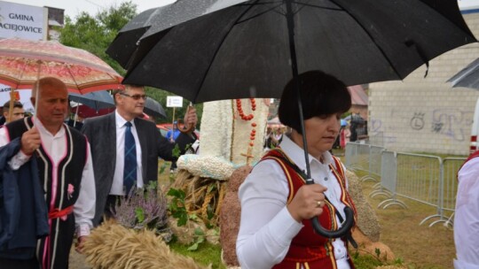 Deszczowe dożynki powiatowe w Łaskarzewie [wideo]