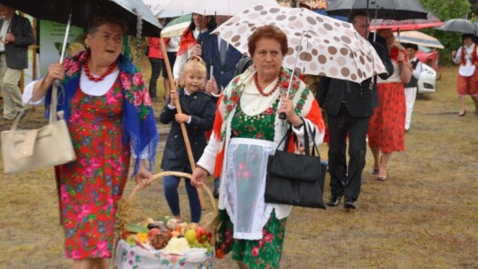 Deszczowe dożynki powiatowe w Łaskarzewie [wideo]