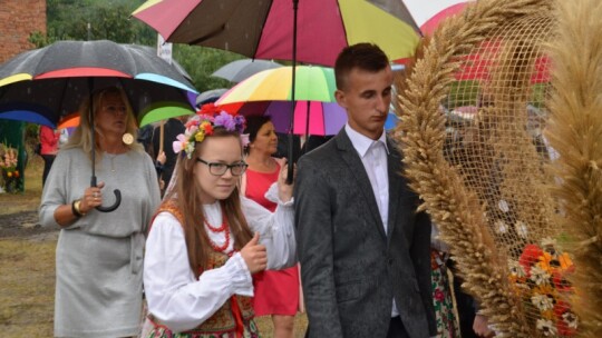 Deszczowe dożynki powiatowe w Łaskarzewie [wideo]