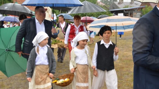 Deszczowe dożynki powiatowe w Łaskarzewie [wideo]