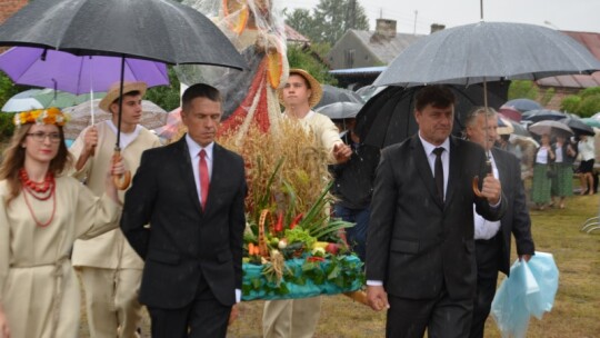 Deszczowe dożynki powiatowe w Łaskarzewie [wideo]