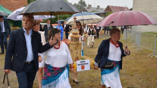 Deszczowe dożynki powiatowe w Łaskarzewie [wideo]