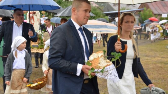 Deszczowe dożynki powiatowe w Łaskarzewie [wideo]