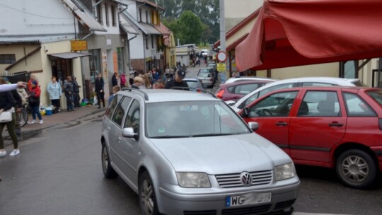 Na wstecznym wjechał w ludzi