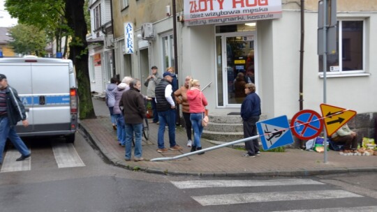 Na wstecznym wjechał w ludzi