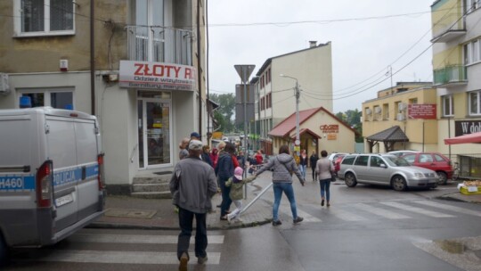 Na wstecznym wjechał w ludzi