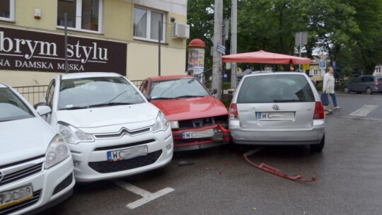 Na wstecznym wjechał w ludzi