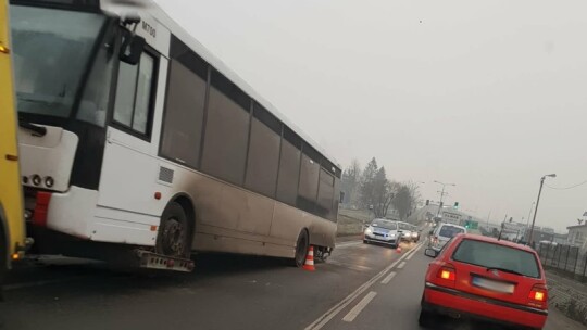 Kobieta wjechała w autobus